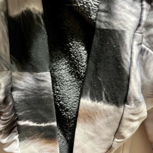 Dog themed sweatshirt with hoodie and Sherpa inside - Picture 6 of 16